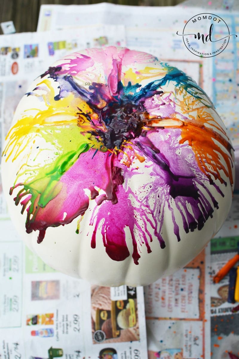 how to make a Melting Crayons Pumpkin Tutorial #pumpkins #halloween2017 #halloween #crayons #kidscrafts #halloweenpumpkin #DIY #howto #tutorial