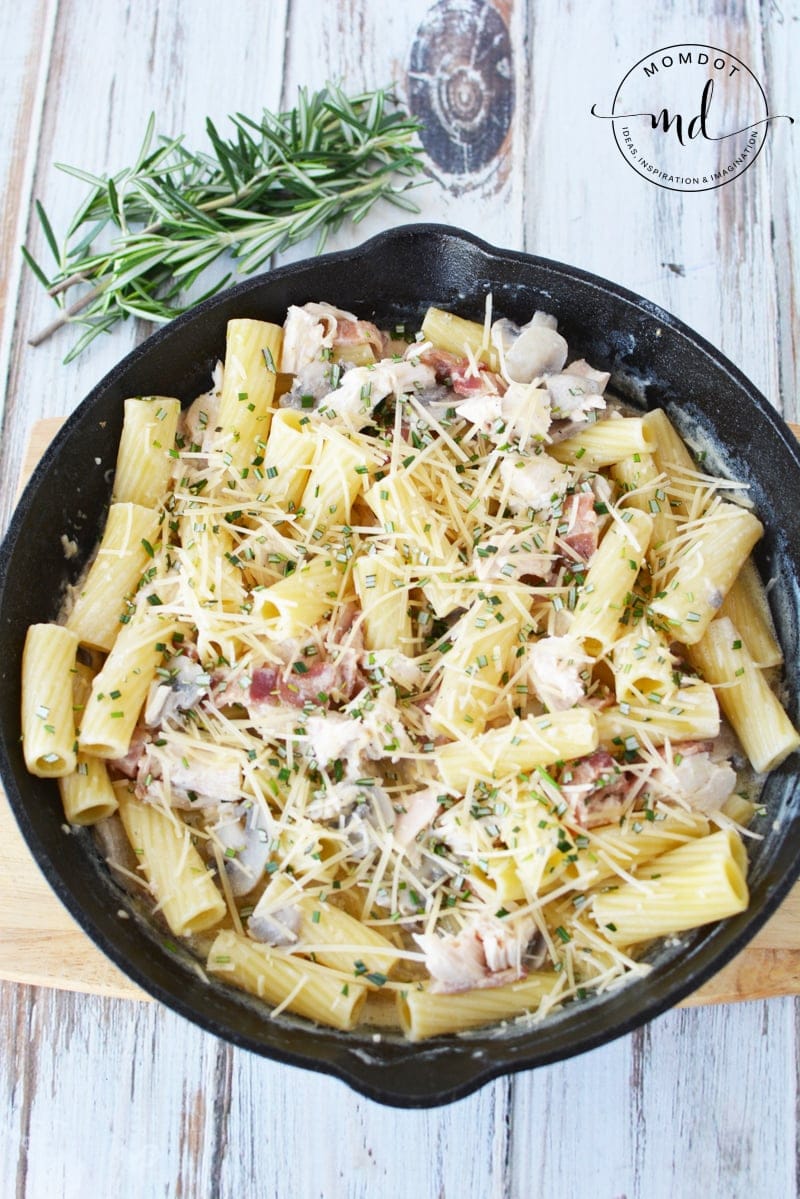 Leftover Turkey Pasta is a great Turkey Leftover Dish to use what you have from Thanksgiving. Do not let that delicious turkey go to waste and it wont with this amazing dinner recipe #thanksgiving #recipe #dinner #turkey