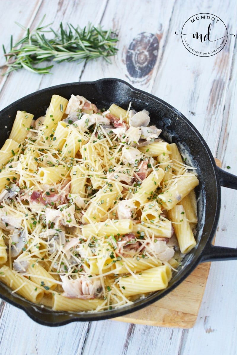 Leftover Turkey Pasta is a great Turkey Leftover Dish to use what you have from Thanksgiving. Do not let that delicious turkey go to waste and it wont with this amazing dinner recipe #thanksgiving #recipe #dinner #turkey