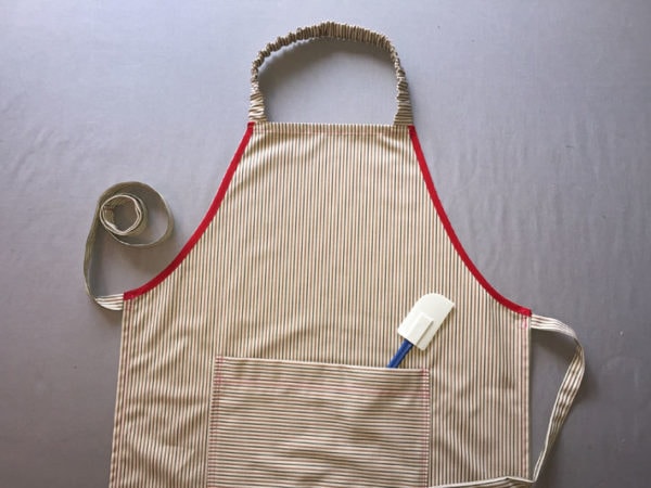 An easy-to-make baker's apron is the perfect DIY gift for moms who love to bake.
